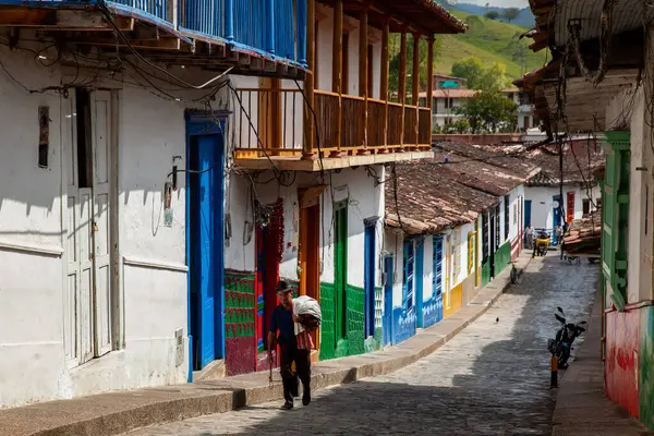 Concepcion, Kolombiya - 20 Ocak 2024. Küçük Concepcion, Antioquia, Kolombiya 'nın güzel sokaklarında yürüyen bir köylü..