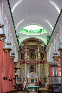 Concepcion, Kolombiya - 20 Ocak 2024. Kolombiya 'nın Antioquia bölgesinde bulunan güzel sömürge kasabası Concepcion' daki Meryem Ana 'nın Kutsal Gebeliği Kilisesi' nin içinde..