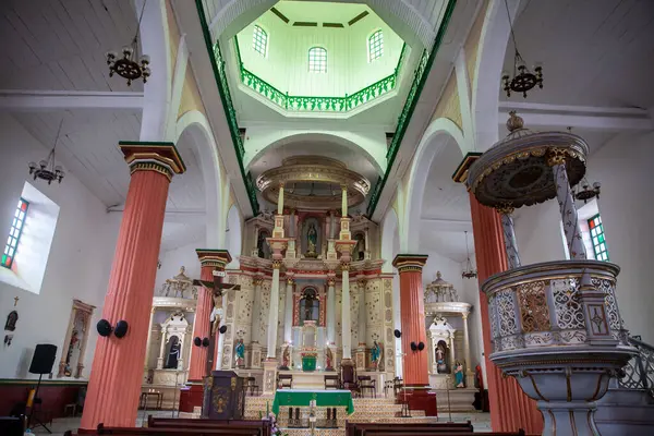 Concepcion, Kolombiya - 20 Ocak 2024. Kolombiya 'nın Antioquia bölgesinde bulunan güzel sömürge kasabası Concepcion' daki Meryem Ana 'nın Kutsal Gebeliği Kilisesi' nin içinde..