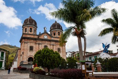 Concepcion, Kolombiya - 20 Ocak 2024. Güzel sömürge şehri Concepcion 'un merkezi meydanı Kolombiya' nın Antioquia bölgesinde yer almaktadır. Meryem Ana 'nın Meryem Ana Kilisesi.