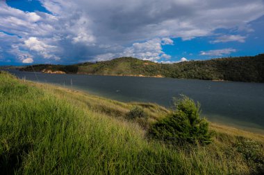 Kolombiya 'nın en büyük yapay gölü olan Calima Gölü Valle del Cauca bölgesinde Darien dağlarında yer almaktadır.