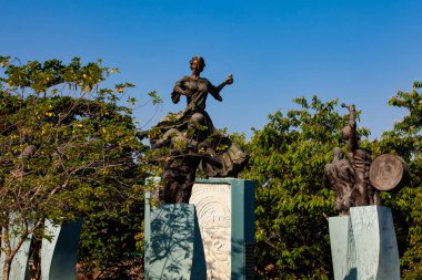 Monteria, Kolombiya - 22 Ocak 2024. Porro Müzik Anıtı ve Maria Varilla, Kolombiya 'nın Cordoba şehrindeki Ronda del Sinu doğrusal Monteria parkında bulunmaktadır..