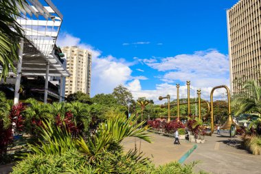 Cali, Kolombiya - 29 Eylül 2025. Cali 'deki ünlü Jairo Varela Plaza manzarası. Grupo Niche Anıtı.