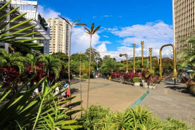 Cali, Kolombiya - 29 Eylül 2025. Cali 'deki ünlü Jairo Varela Plaza manzarası. Grupo Niche Anıtı.