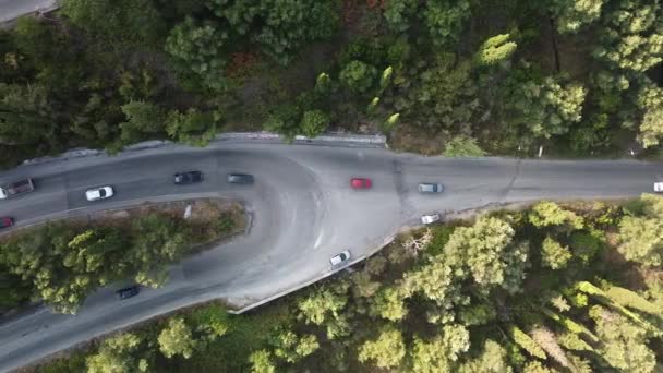 Aerial Drone Top View Numerous Cars Driving Serpentine Road Island — Stockvideo