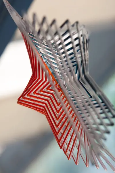 Kırmızı beyaz ve mavi yıldız şekilli güneş yakalayıcı rüzgarda kıvrılıyor.