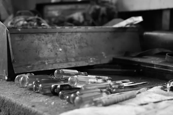 El aletleri eski bir barakanın çalışma yüzeyine dizilmişti.