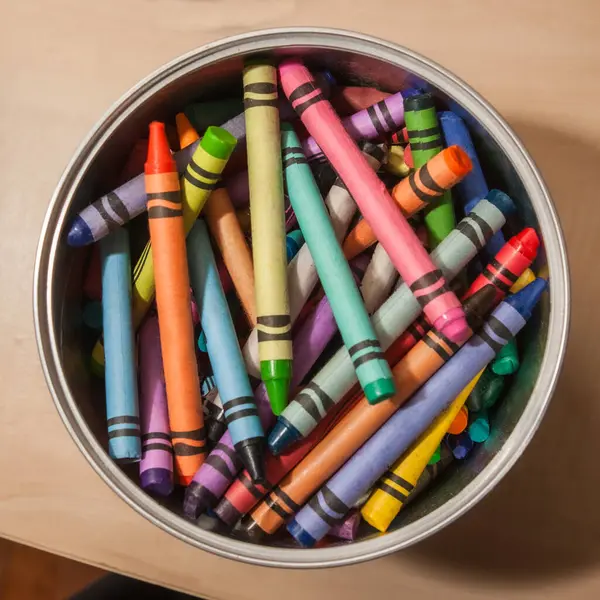 Küçük renkli boya kalemi kovası