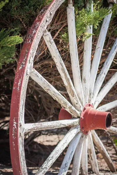 Yaşlı yıpranmış ve kırık araba tekerleği