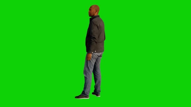 Afričan Muž Student Zelenou Obrazovkou Čeká Frontě Chroma Animace — Stock video