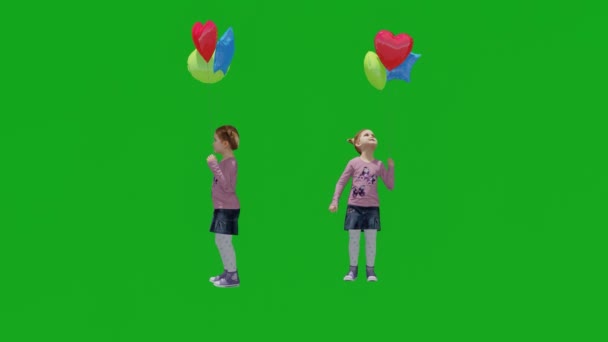 Feliz Menina Tela Verde Jogando Com Balões Com Visualizações Diferentes — Vídeo de Stock