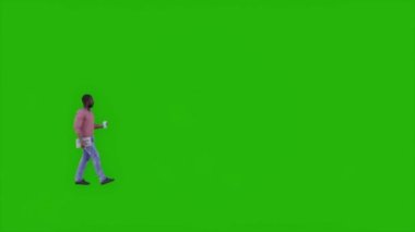 Çalışan yeşil ekran ofise gidiyor ve kahve içiyor.