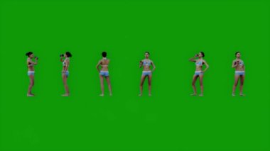 Sahilde bikinili bir kız yeşil ekranda içki içiyor.