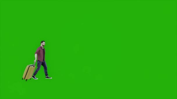 Biały Człowiek Zielonym Ekranie Jedzie Stacji Walizką Kółkach — Wideo stockowe