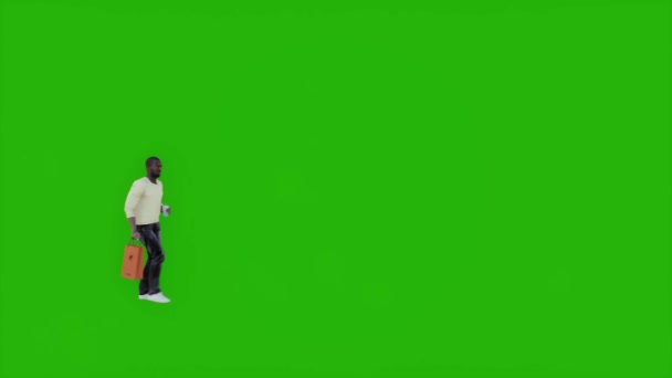アフリカ人男性緑のスクリーンショッピングバッグと歩く店 — ストック動画