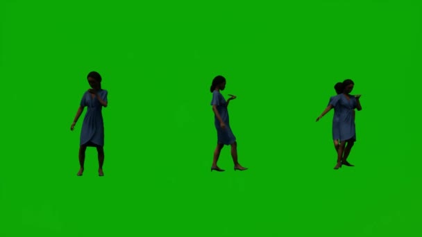 Afrikalı Zenci Kadın Hizmetçi Yeşil Ekran Konuşuyor Yürüyor Cep Telefonuyla — Stok video