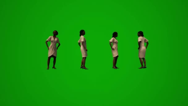 Afrikalı Zenci Kadın Hizmetçi Yeşil Ekran Konuşuyor Yürüyor Cep Telefonuyla — Stok video