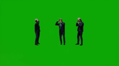 Erkek inşaat müteahhidi 3D yeşil ekran çalışıyor, konuşuyor ve yürüyen inşaat projesi