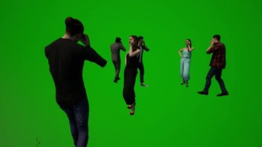 3D grup farklı Avrupalı iş adamları ve kadınlar yeşil ekran arka planı konuşan cep telefonları ve sokak krom yürüyüşü