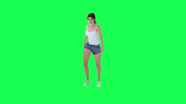 3 boyutlu çekici ve güzel bir kız yaz tatilinde yeşil ekranda egzersiz yapıyor ve doğa içinde yürüyor.