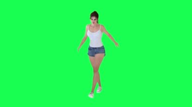 3 boyutlu çekici ve güzel bir kız. Yaz tatilinde sarhoş. Yeşil ekranda yürüyor ve kafası karışık.