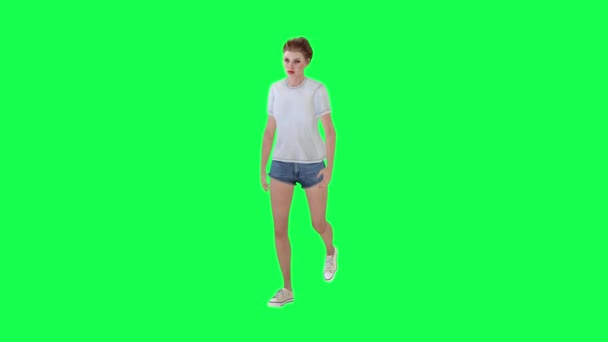 Vacker Blond Resenär Flicka Shorts Och Shirt Grön Skärm Promenader — Stockvideo