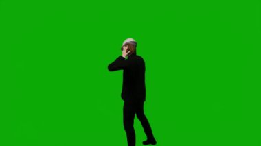 3D erkek müteahhit mühendisi yeşil ekranda konuşuyor ve krom anahtar film arka planında çalışıyor.