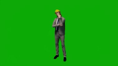 3D fabrika mühendisi yeşil ekranda konuşuyor ve krom anahtar animasyon film arka planında çalışıyor.