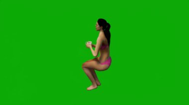 Yeşil ekranda tatilde olan 3 boyutlu bikinili kadın cep telefonuyla konuşuyor, çalışıyor ve arka planda yürüyor ve izliyor.