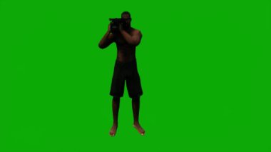 3D siyah Afrikalı plaj tatili gezisinde yeşil ekranda yüzerek yürüyen ve arka planda uyuyan 1080 kişi.