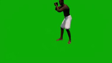 Sahilde tatil gezisinde olan 3D siyah Afrikalı adam yeşil ekranda yürüyor, alışveriş yapıyor ve 1080 yılında cep telefonuyla konuşuyor.