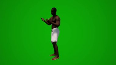 Sahilde tatil gezisinde olan 3D siyah Afrikalı adam yeşil ekranda yürüyor, alışveriş yapıyor ve 1080 yılında cep telefonuyla konuşuyor.