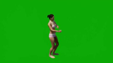 3D bikinili bir kadın plaj tatilinde yeşil ekranda yürüyor ve cep telefonuyla konuşuyor.