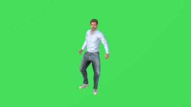 3D Avrupalı gezgin yeşil ekranda dans ediyor ve Chroma Key 4K ile eğleniyor ve sarhoş oluyor.