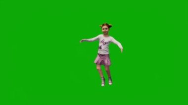 3D animasyon bebek yeşil ekranda oynuyor ve Chroma Key 1080 HD 'de mutlu.