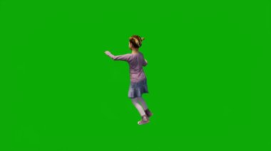 Yeşil ekrandaki 3 boyutlu animasyon küçük anaokulu kızı Chroma Key arka planında oynuyor, konuşuyor ve etkin
