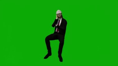 3D erkek müteahhit mühendisi yeşil ekranda konuşuyor ve krom anahtar film arka planında çalışıyor.