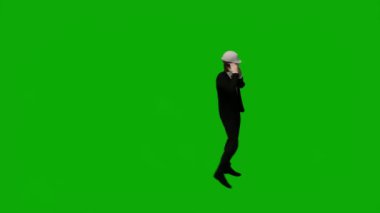 3D erkek müteahhit mühendisi yeşil ekranda konuşuyor ve krom anahtar film arka planında çalışıyor.