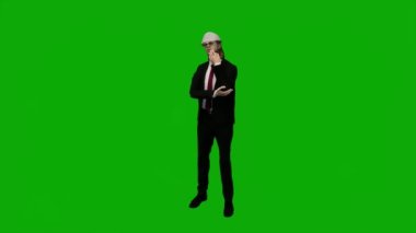 3D erkek müteahhit mühendisi yeşil ekranda konuşuyor ve krom anahtar film arka planında çalışıyor.
