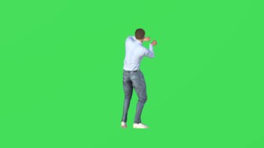 3D spor adamı yeşil ekranda balık yakalıyor ve arka plandan krom anahtarı yüksek kalitede 4K olarak eğitiyor.
