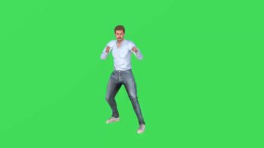Üç boyutlu erkek dövüş sanatçısı yeşil ekranda dövüşüyor, yumrukluyor ve Chroma Key 'in izole edilmiş arka planında film oynuyor.