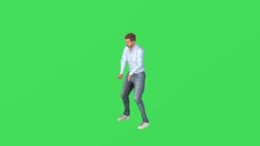 Yeşil ekranda üç boyutlu sporcu yüksek kalite krom 4K ile etrafa taş ve ağır nesneler fırlatıyor.
