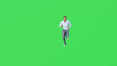 Yeşil ekranda 3 boyutlu hasta bir adam koşuyor ve zayıf düşüyor ve yüksek kalite kroma anahtarı 4K 'da başı dönüyor.