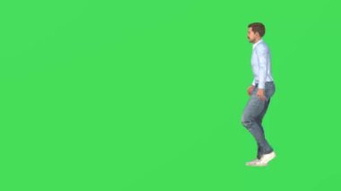 3D Avustralyalı adam yeşil ekranda yürüyor ve kapıyı açıyor ve Chroma Key 'e yan taraftan yüksek kalite 4K ile giriyor.