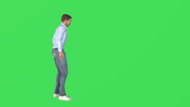3 boyutlu Avustralyalı erkek yönetici yeşil ekranda odaya giriyor ve Chroma Key yüksek kalite 4K ile kapıyı açıyor.