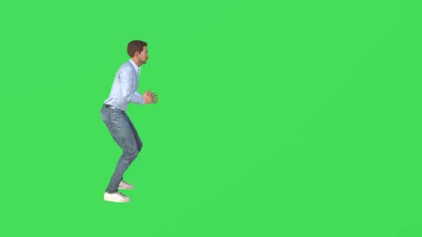 Человек Играет Футбол Зеленом Экране Упражнения Съемки Мяч Хрома Ключ — стоковое видео