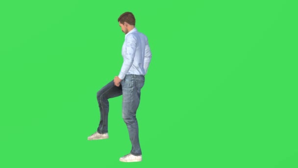Boyutlu Avustralyalı Erkek Antrenör Yeşil Ekran Eğitimi Alıyor Bacaklarını Chroma — Stok video