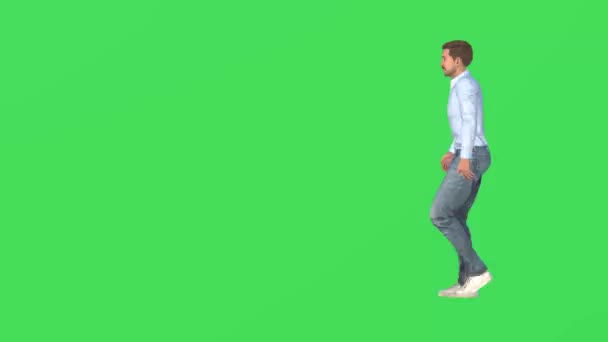Avustralyalı Adam Yeşil Ekranda Yürüyor Kapıyı Açıyor Chroma Key Yan — Stok video