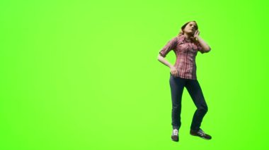 3D insanlar yeşil ekran Genç Avrupalı kadınlar cep telefonlarıyla konuşuyor ve yürüyorlar