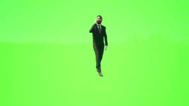 Erkek profesör cep telefonuyla konuşuyor, yürüyor ve üniversiteye gidiyor, gerçekçi 3D insanlar yeşil ekranda izole ediliyor.